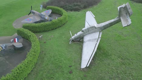 Capel-le-Ferne-Down-Two-Earth-Battle-Of-Britain-Memorial-Garden-Luftumlaufende-Flugzeugskulptur