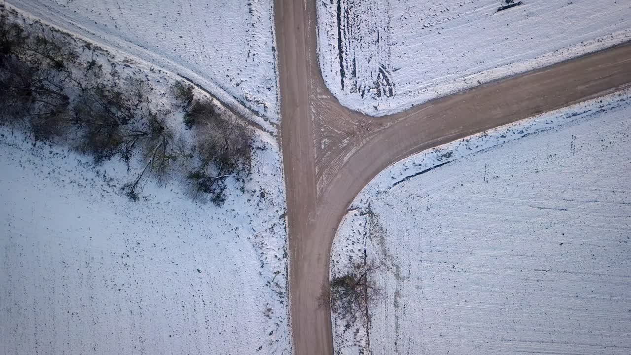 пересечение проселочной дороги в окружении заснеженных полей зимой в латвии, европа