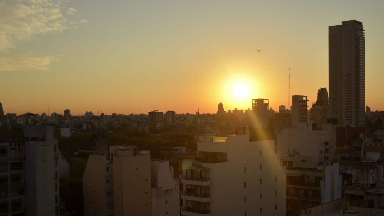 Time-lapse do horizonte da cidade do pôr do sol à noite com as luzes acendendo
