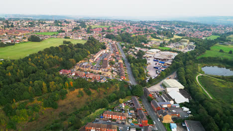 sumergirse en el encanto de la finca del consejo de dewsbury moore a través de impresionantes imágenes de drones, destacando las famosas viviendas urbanas, casas adosadas de ladrillo rojo, y el encanto industrial de yorkshire