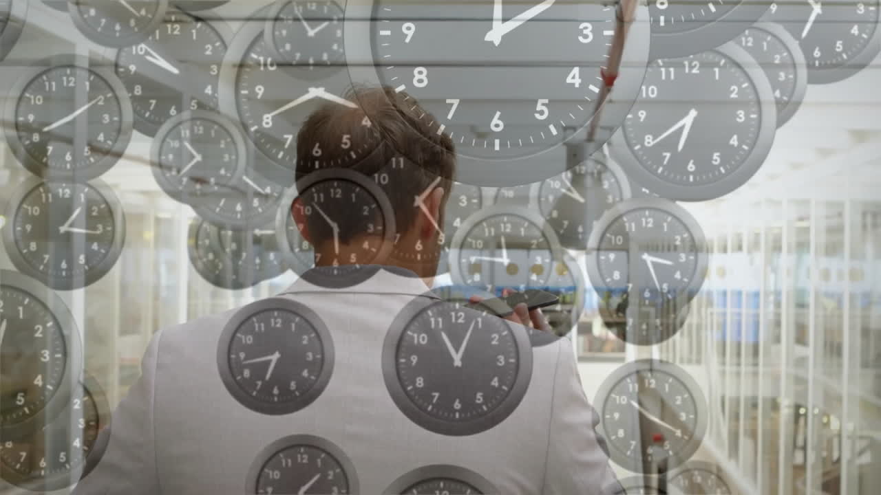 스마트폰으로 대화하는 백인 사업가 위에 빠르게 움직이는 손으로 떨어지는 시계의 애니메이션