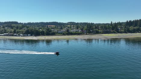 Luftaufnahme-Eines-Motorboots,-Das-An-Der-Stadt-Langley-Auf-Whidbey-Island-Vorbeifährt