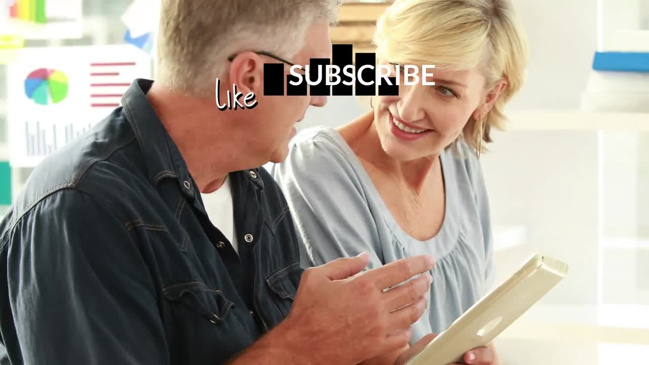 태블릿을 사용하는 행복한 백인 고위 여성과 남성 노동자의 구독 및 좋아함의 애니메이션
