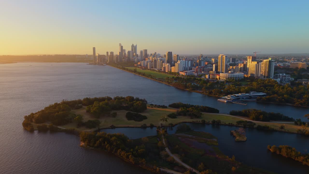 Skyline della città di Perth al tramonto