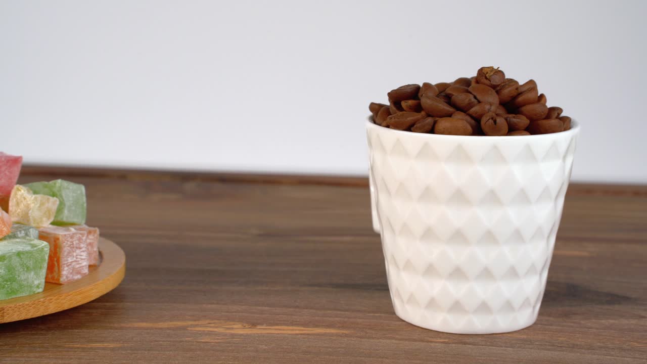 deliciosas delicias turcas tradicionales y granos de café