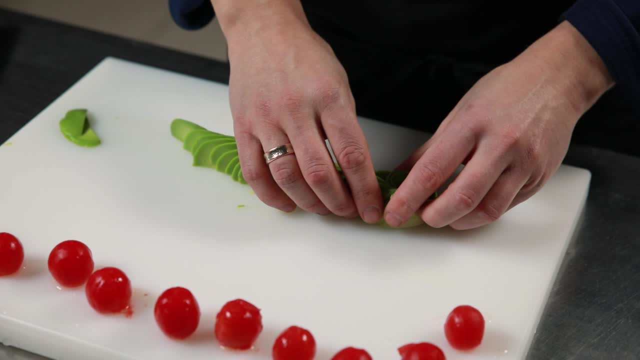 아보카도를 잘라내는 셰프