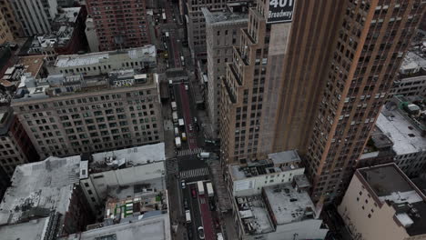 Vorwärts-Fliegen-über-Mehrstöckige-Wohnhäuser-In-Der-Stadt.-Breite-Straßen-In-Der-Großstadt.-Manhattan,-New-York-City,-Vereinigte-Staaten