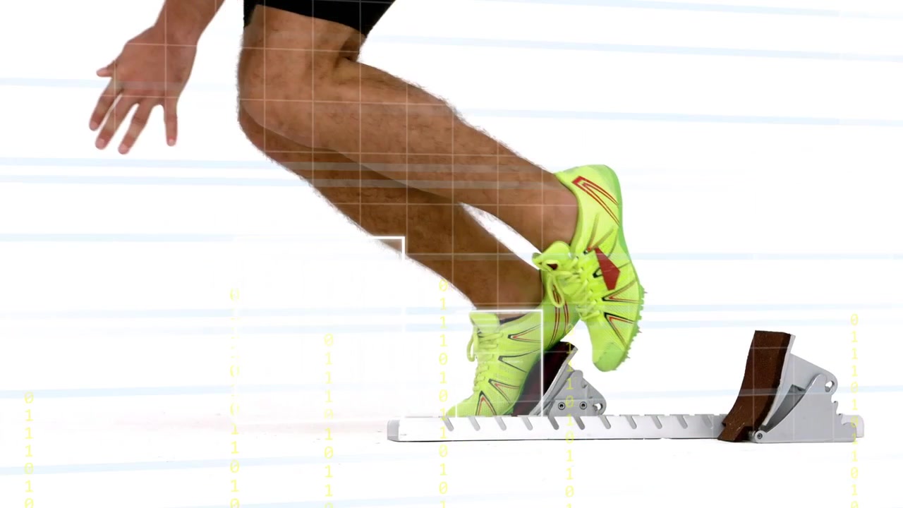 Velocista uomo che sposta il peso e scatta dai blocchi, con un HUD tecnologico sportivo che evidenzia le metriche dell'anca.