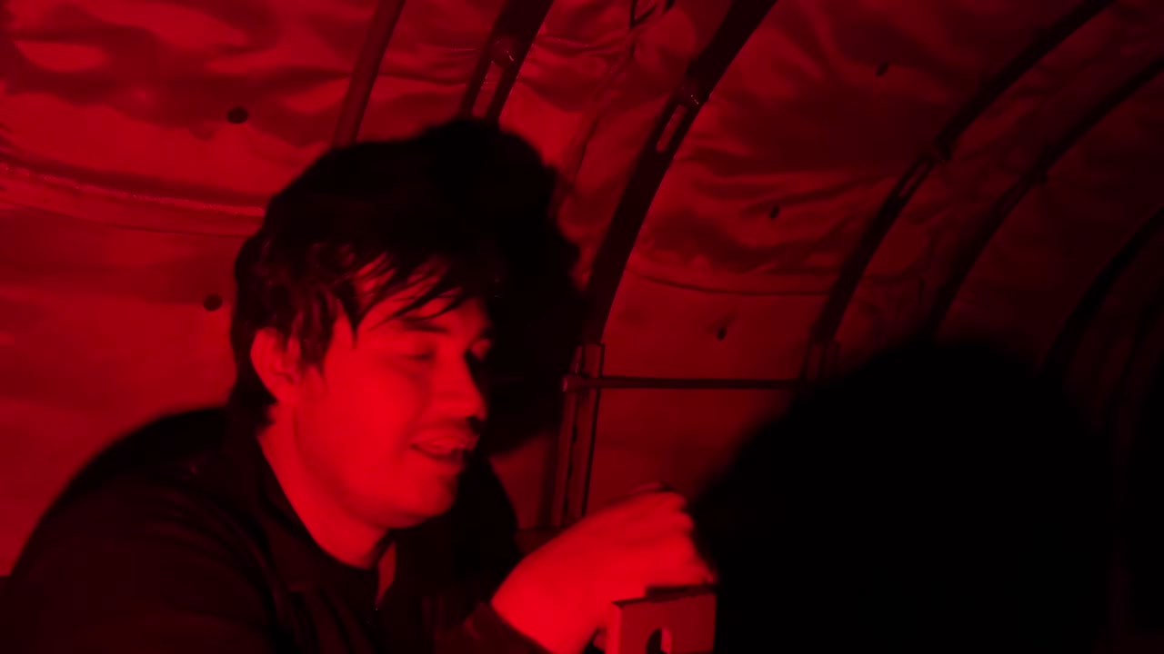 가스 터빈 슬로우 모션의 내부를 검사하는 남자