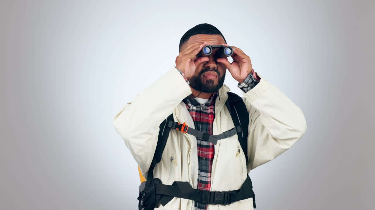 binocular, senderismo y hombre con mochila