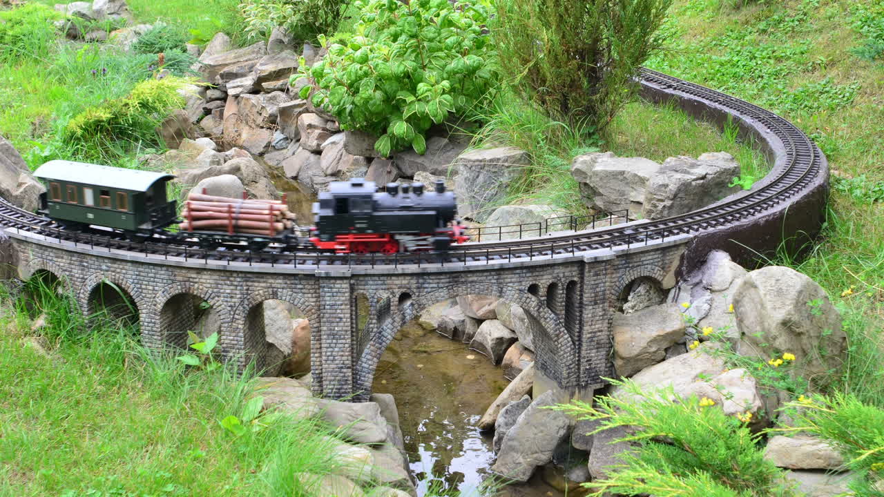 Maqueta de tren y locomotora. Timelapse. Maqueta de tren y locomotora. Parque-museo "Cárpatos en Miniatura", ciudad de Yaremche, Ucrania