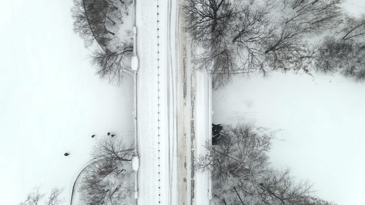 눈길을 달리는 자동차의 조감도