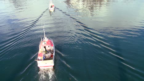 Incline-Hacia-Arriba-Desde-Un-Barco-De-Pesca-Rumbo-Al-Mar-En-El-ártico-De-Las-Islas-Lofoten,-Noruega