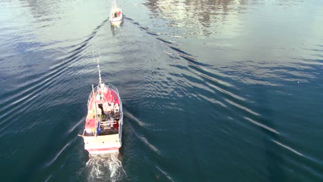 inclínese hacia arriba desde un barco de pesca que se dirige al mar en las islas árticas de lofoten, noruega