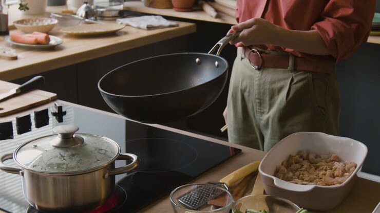 Donna che cucina in una cucina moderna