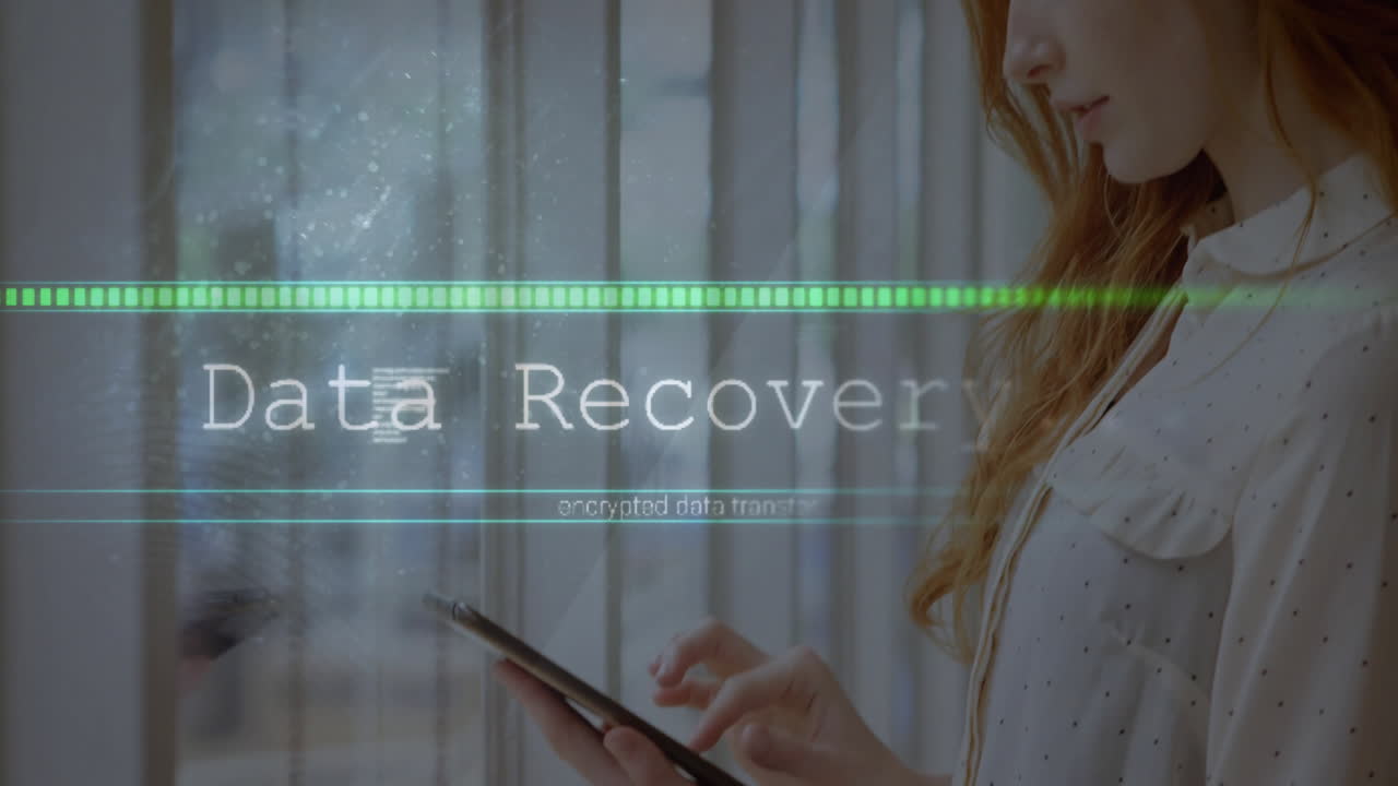 usando un teléfono inteligente, mujer de cabello rojo y animación de transferencia de datos encriptada