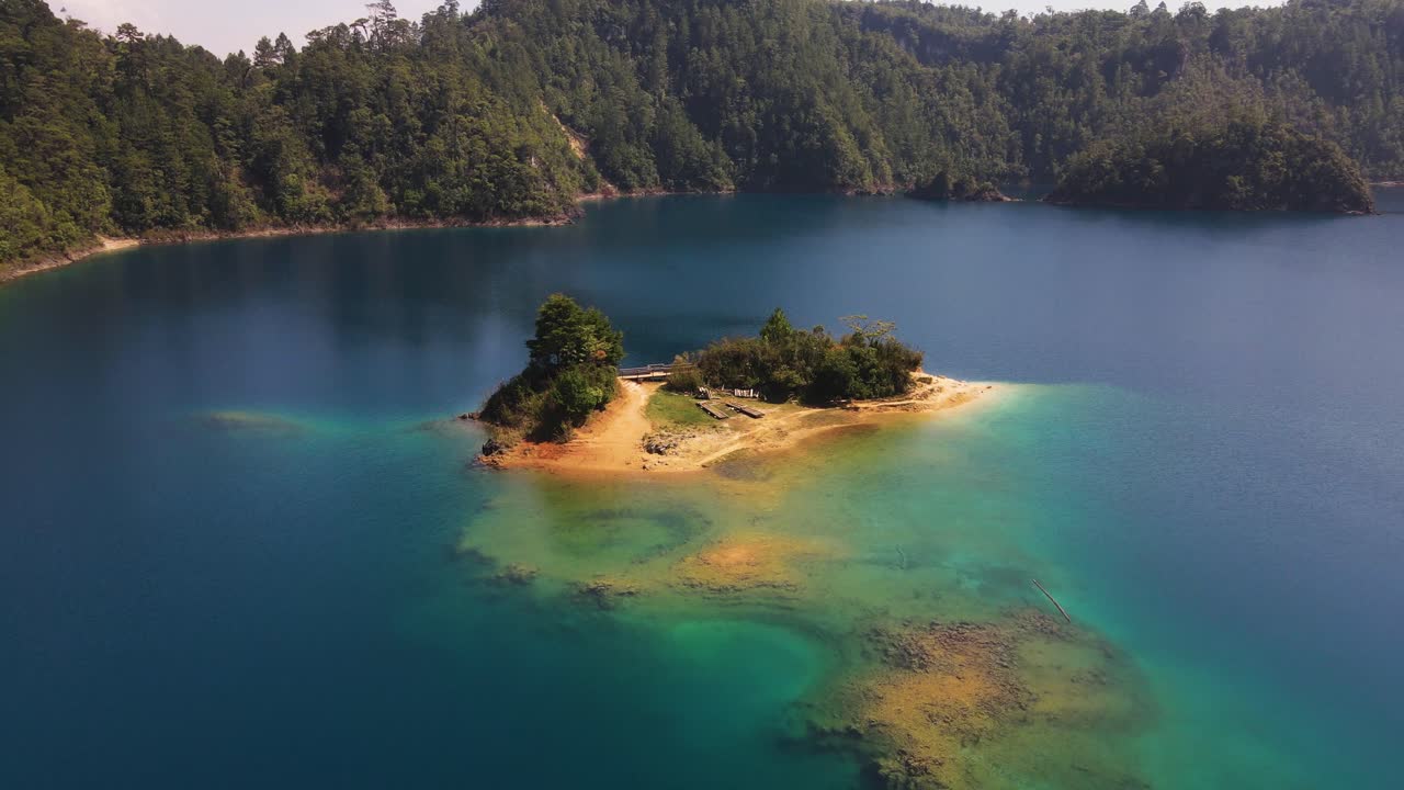 antena: isla hermosa, parque nacional lagunas de montebello, méxico