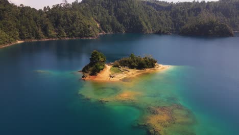 aérien : belle île, parc national des lagunes de montebello, mexique