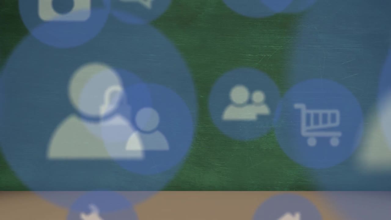 Animation af flere digitale ikoner, der svæver mod en tavle i baggrunden