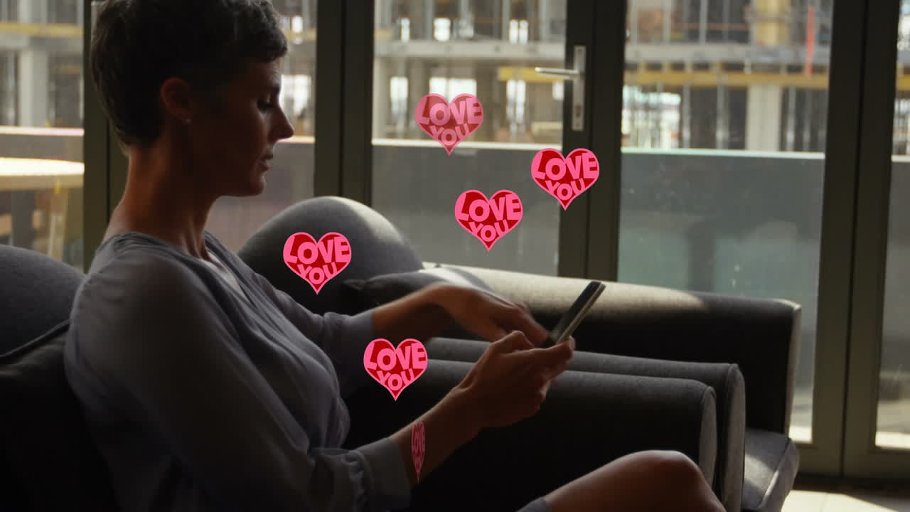 animación de corazones volando sobre mujer de negocios caucásica en la oficina