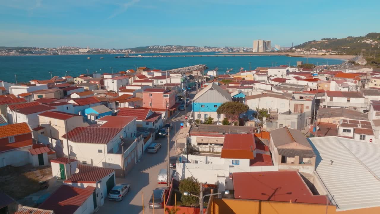 포르투갈 의 코바 도 증기  ⁇ 시 마을 의 다채로운 집 들 위 를 낮게 날아다니고 있다