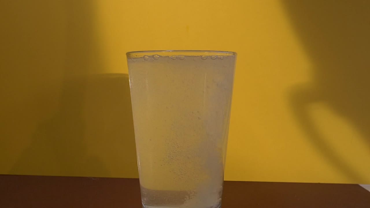 primer plano: tableta de carbono en un vaso lleno de agua efervescente y disuelta