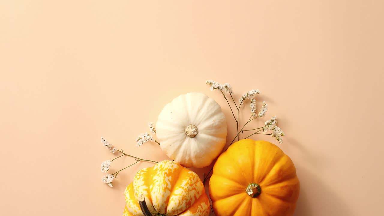 tres calabazas sobre hierbas