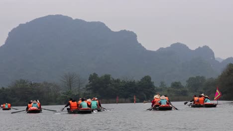 grupos de barcos de remo en un paisaje montañoso sereno