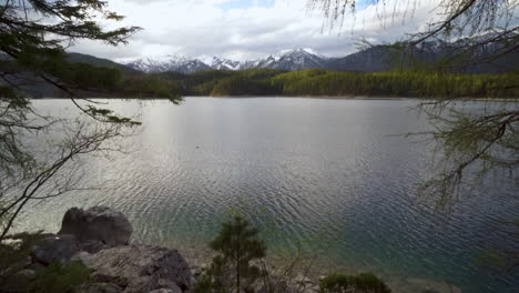 el tranquilo lago eibsee frente al mar revela el idílico paisaje de la cordillera del bosque de zugspitze