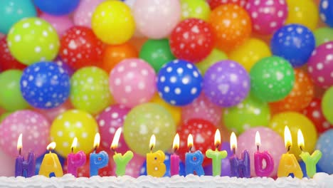 velas en forma de una inscripción feliz cumpleaños