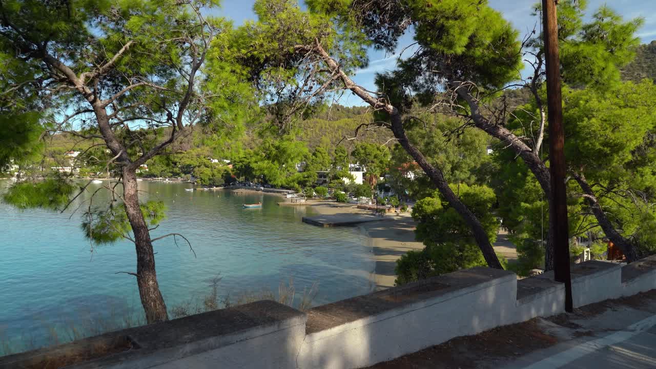 anclaje de la bahía de neorio en la isla de poros grecia en un día soleado