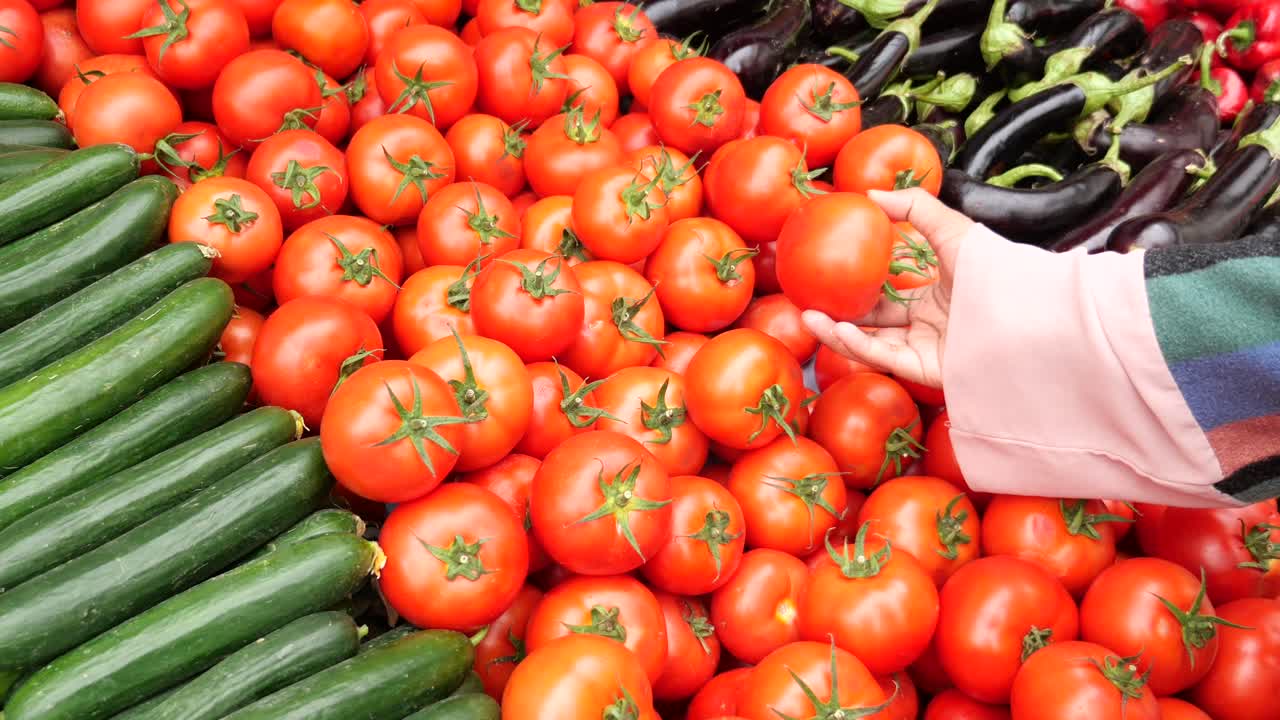 시장 에서 토마토 를 구입 하는 여자