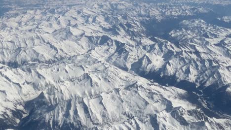 Mountains-in-China-covered-in-snow