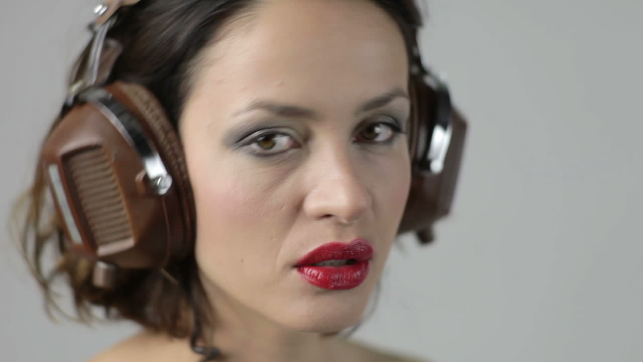 젊은 여성 헤드폰 11