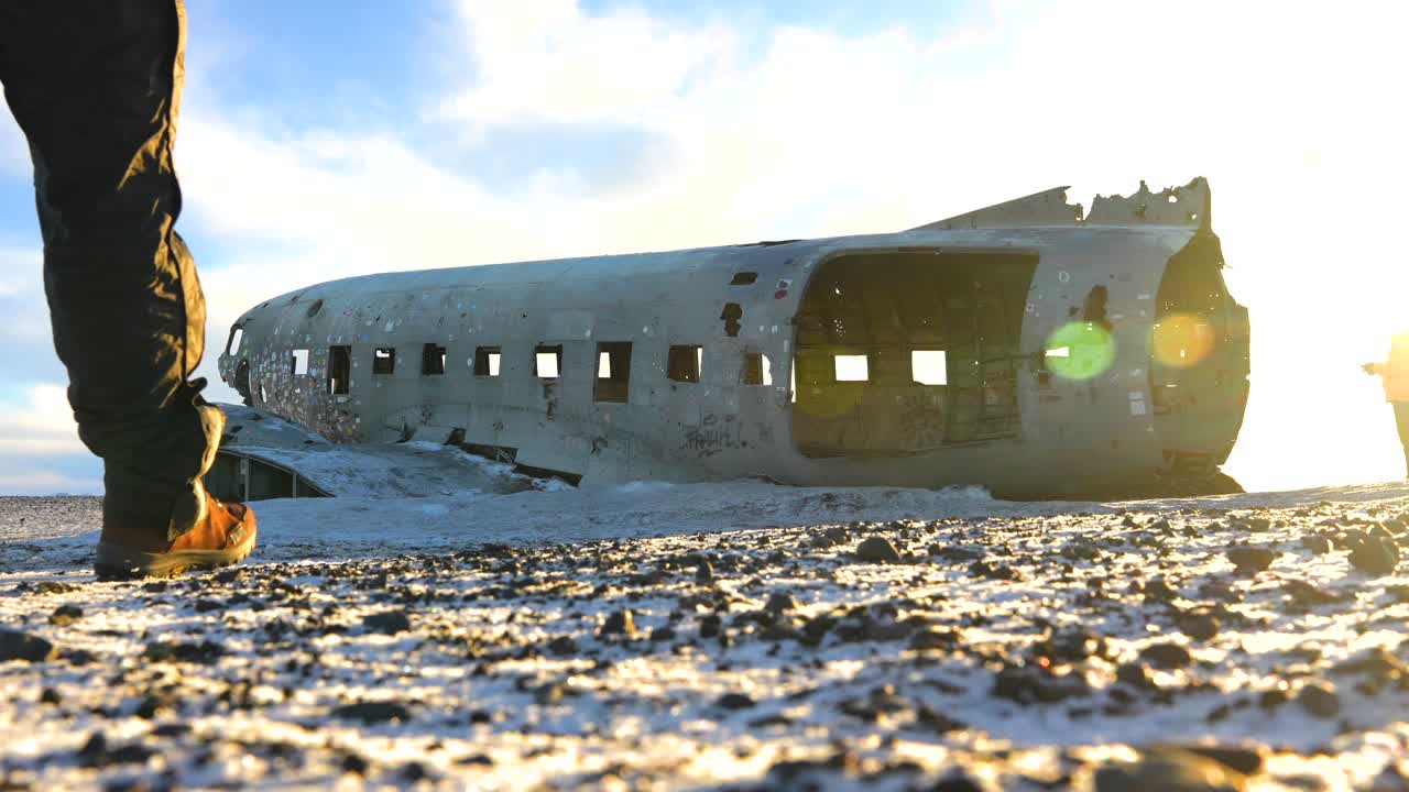 Erkundung eines Flugzeugwracks in Island