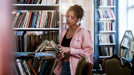 mujer afroamericana en una tienda