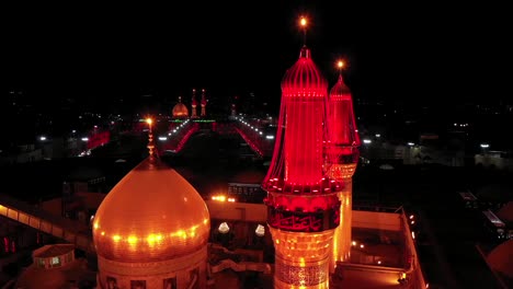 Eine-Von-Einer-Drohne-Aufgenommene-Nachtaufnahme-Schiitischer-Besucher-Und-Pilger-In-Der-Moschee-Und-Dem-Schrein-Von-Imam-Hussein-Und-Abbas-In-Karbala,-Irak