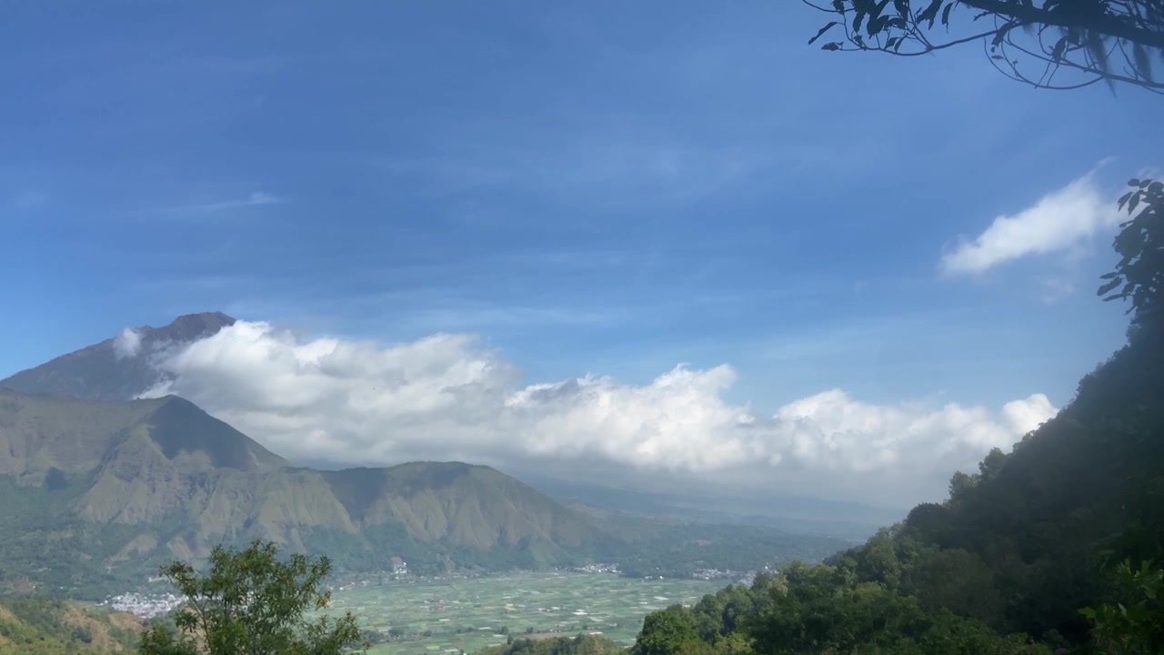 Pemandangan Indah Lembah Gunung yang Subur dan Awan