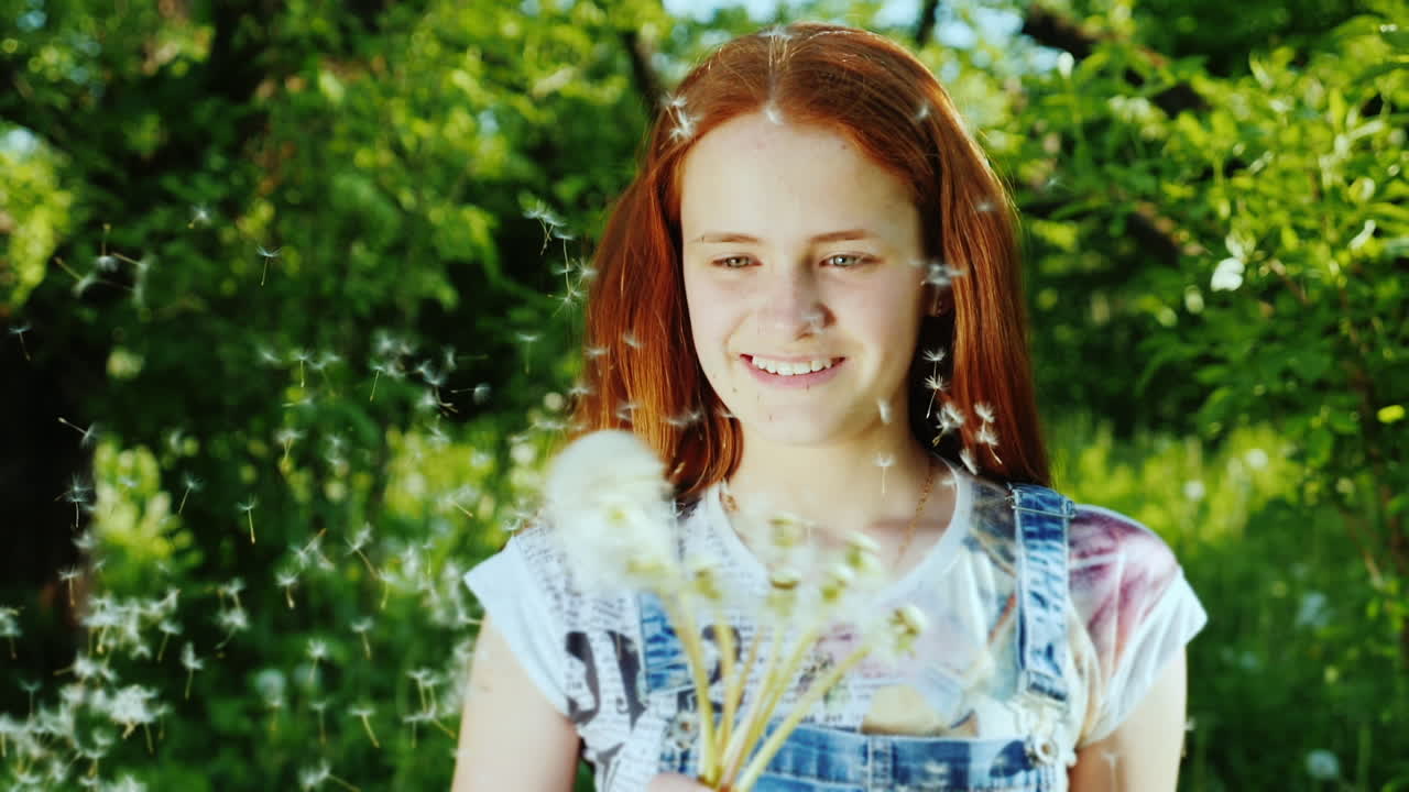 민들레 꽃을 가지고 노는 새빨간 머리 소녀 3