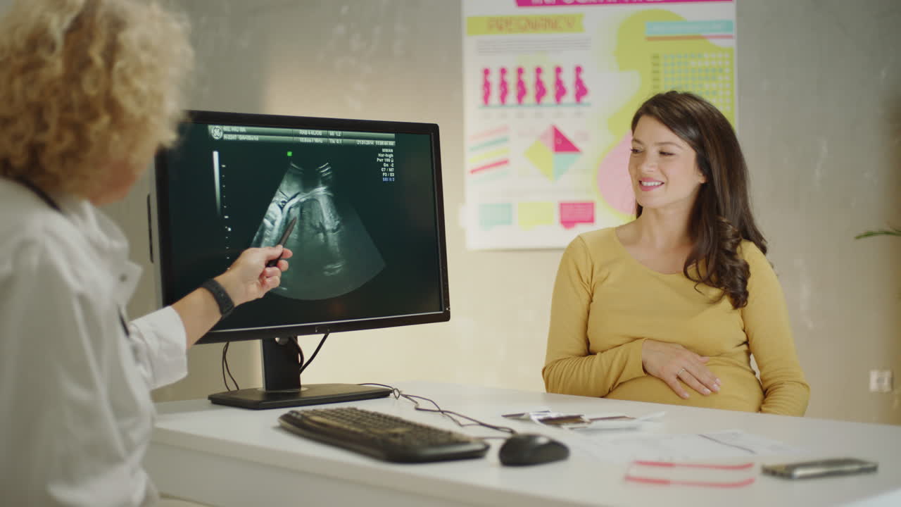 Donna incinta alla visita medica