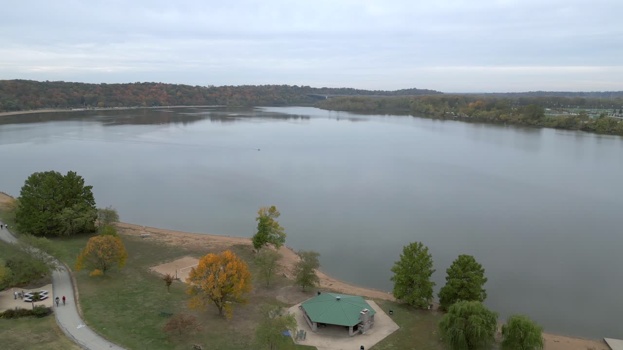 взгляд с дрона над парком крев-кур-лейк, штат миссури