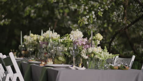 Mesa-Con-Deliciosas-Comidas-Y-Decoración-Floral-En-El-Jardín-En-Primavera-Evento-Al-Aire-Libre-Y-Catering