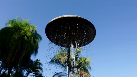 resumen de una ducha al aire libre en un día soleado de verano