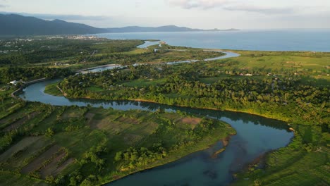 Naturaleza-Rural-Pintoresca-Con-Tierras-De-Cultivo-Junto-Al-Río-En-Virac,-Catanduanes,-Filipinas