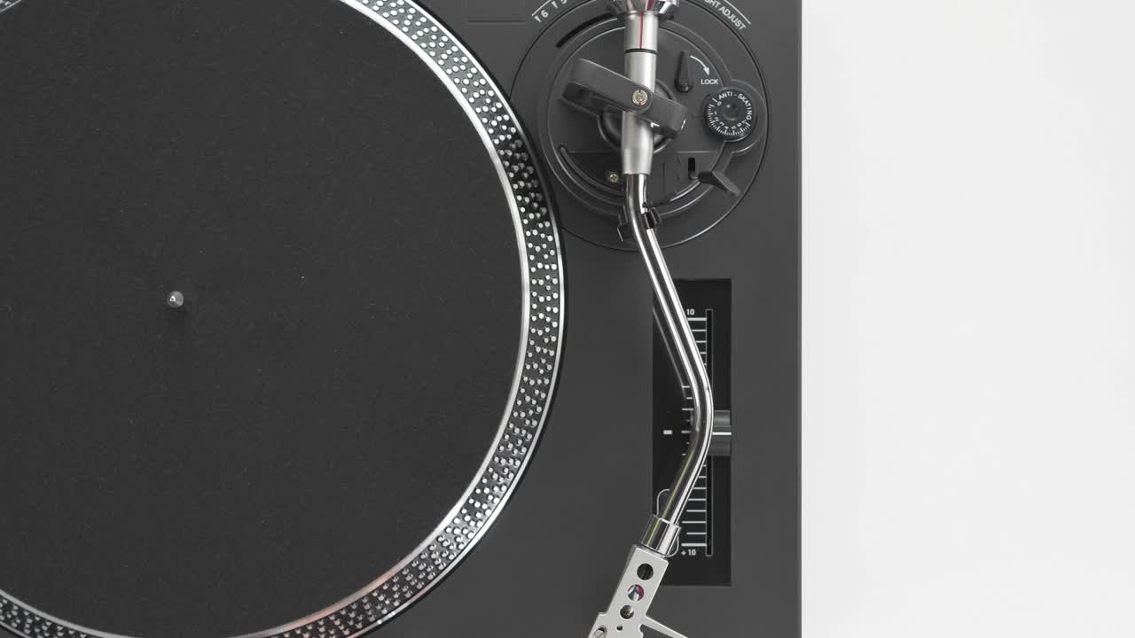 dj의 소녀의 손에 면 뷰를 슬라이드하여 검은 비닐 레코드 판, 회전 디스크 회전 테이블, 스타일러와 함께 바늘, 색 배경에 넣으십시오.