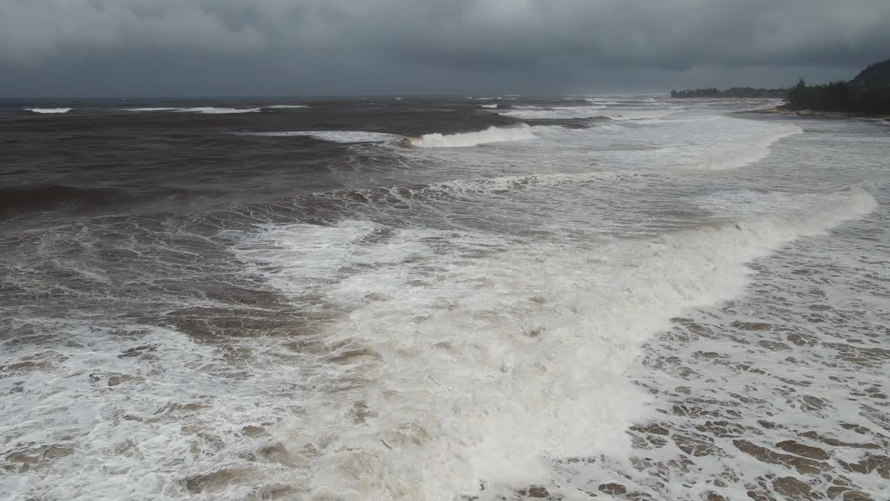 더러운 유거수가 있는 큰 파도