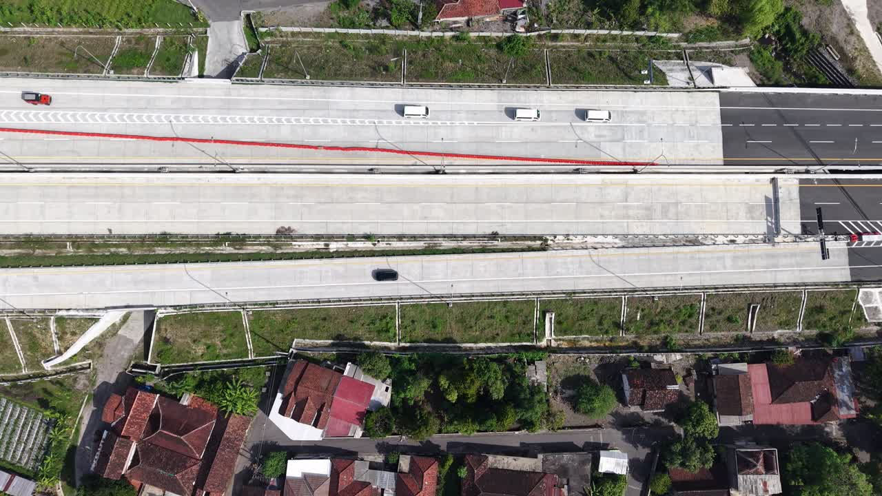 드론으로 촬영한 톨게이트를 지나가는 자동차들의 모습