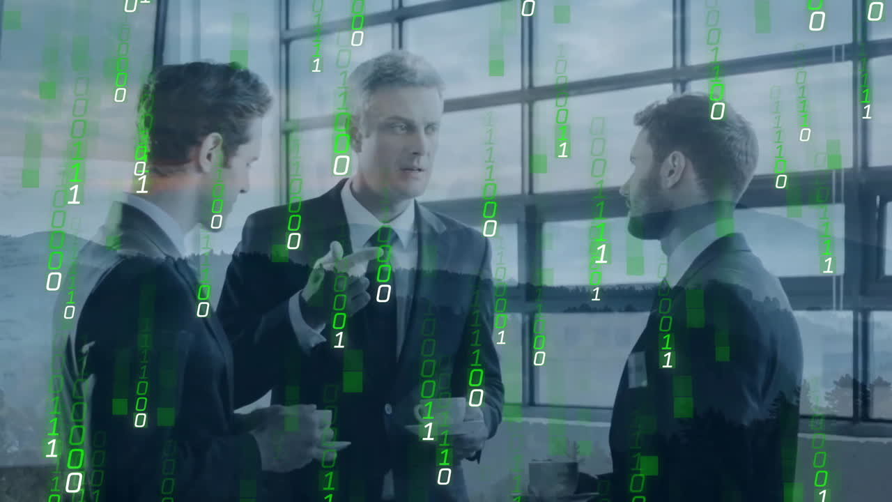animación de procesamiento de datos de codificación binaria sobre diversas personas de negocios en la oficina.