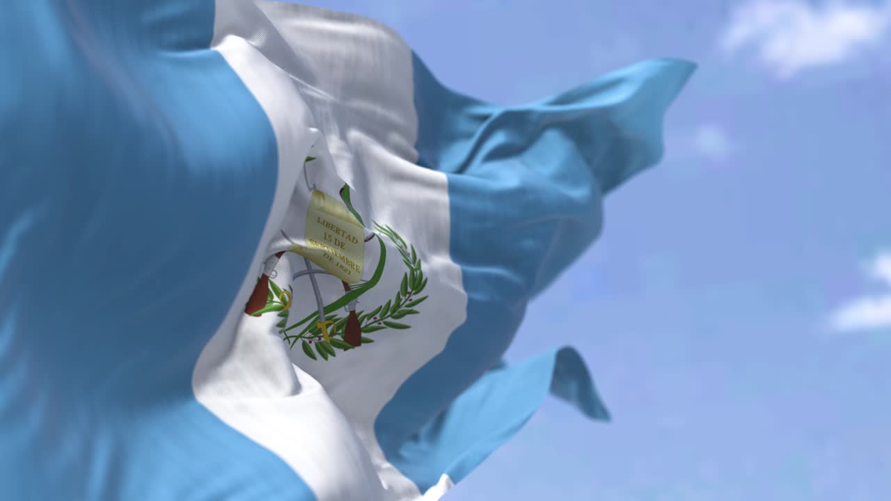 은 날 바람에 흔들리는 과테말라 국기 상세한 모습