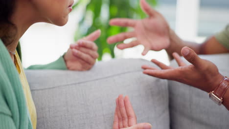 manos, pelear y pareja en un sofá para discutir